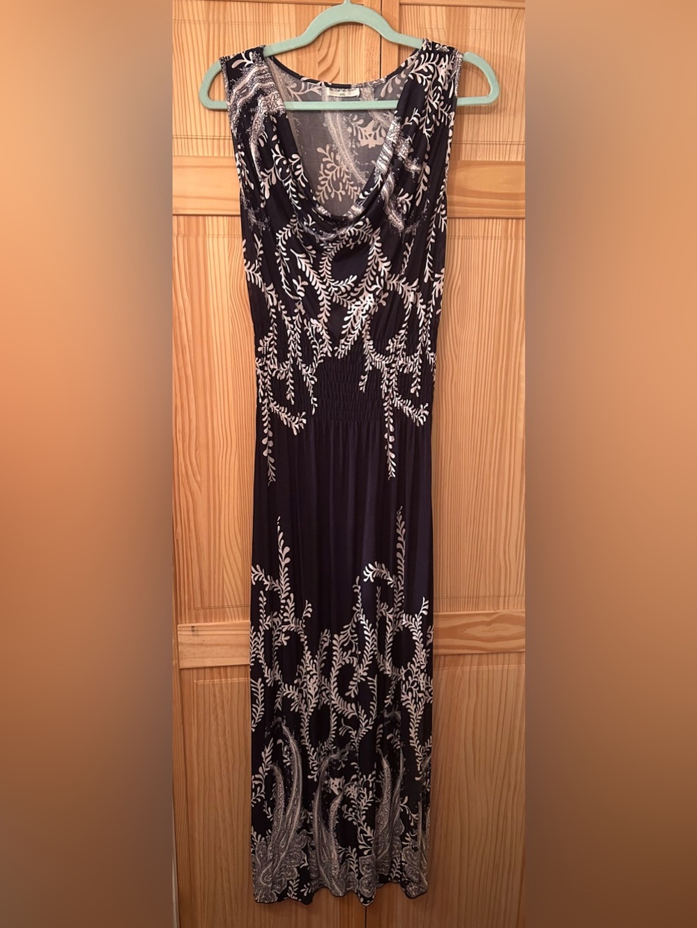 Elegant Black Maxi Dress with Cream Leaf Print - Picture 2 of 3